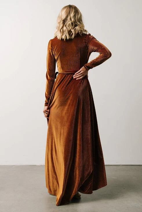 Willow® | Kastanienbraunes, geripptes Samt-Wickelkleid mit langen Ärmeln