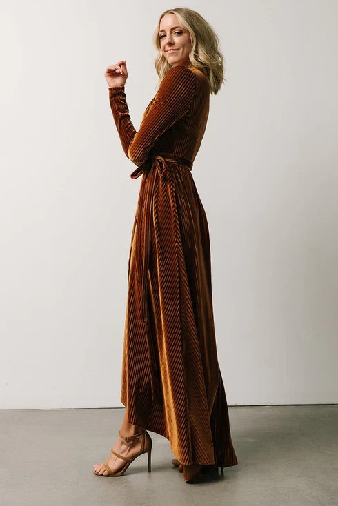 Willow® | Kastanienbraunes, geripptes Samt-Wickelkleid mit langen Ärmeln