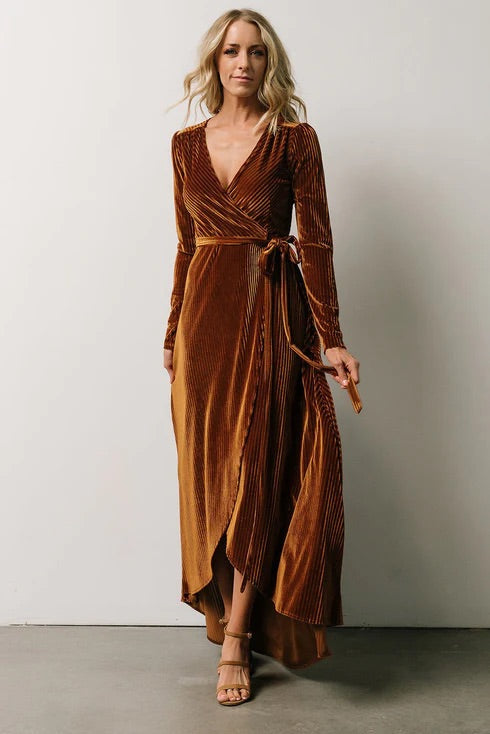 Willow® | Kastanienbraunes, geripptes Samt-Wickelkleid mit langen Ärmeln