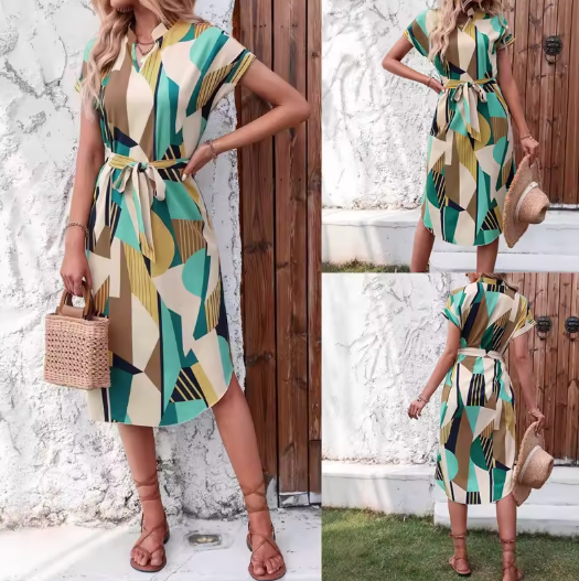 Zilvara | Figurschmeichelndes Kleid mit geometrischem Print